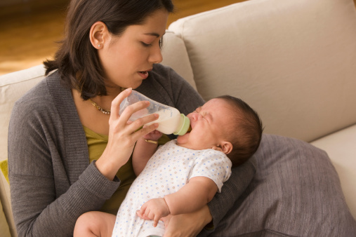 Comment faire si un bébé de moins de 6 mois refuse son biberon ? / Source image : Gettyimages