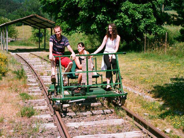 Découvrez en famille le vélo-rail du Pays de Pradelles.