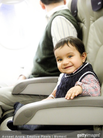 10 conseils à suivre pour prendre l'avion avec bébé