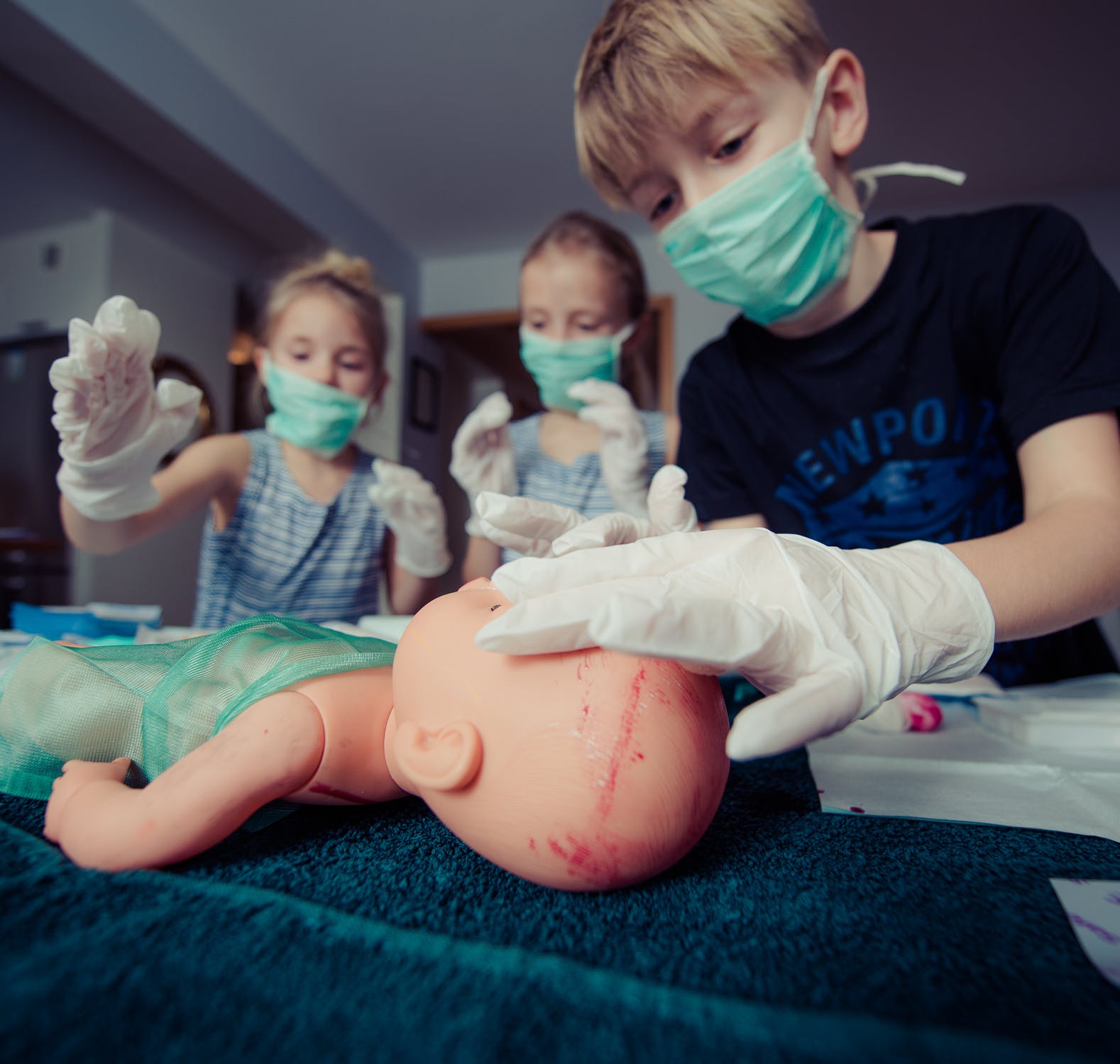 Enfants qui apprennent les gestes de premiers secours sur une poupée