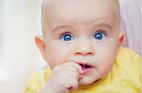 Poussées dentaires chez bébé : ce qu’il faut faire et ne pas faire