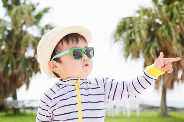 Enfant avec un chapeau et des lunettes de soleil