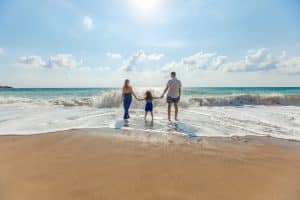 parents avec enfant à la mer