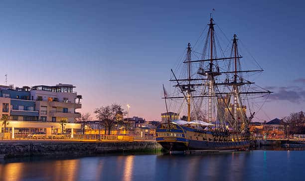 L'Hermione de nuit, dans un port