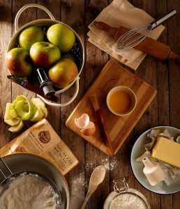 vue de dessus d'aliments sur une table en bois pommes beurre farine planche à découper