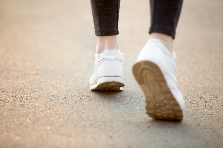 Gros plan surr les chaussures blanches d'une femme qui court