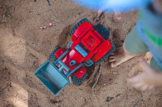 Jouet tracteur pour enfants dans un bac à sable