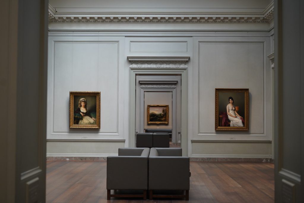 Une salle de musée avec des tableaux