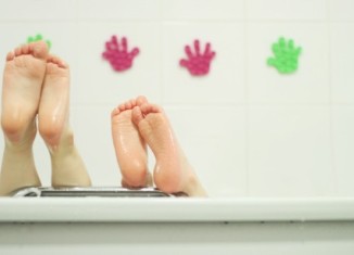 enfant salle de bain