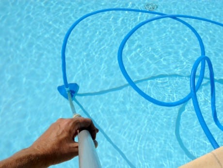 entretien piscine avant vacances