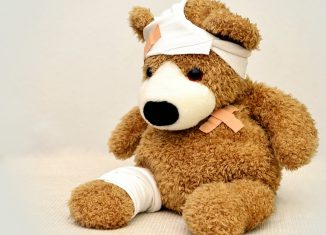 Peluche avec des pansements et des bandages de premiers secours