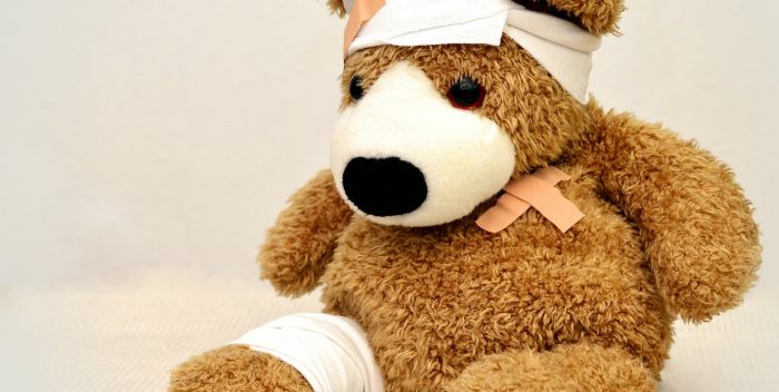 Peluche avec des pansements et des bandages de premiers secours