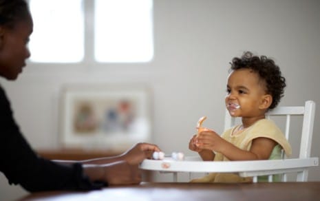 Bien choisir la chaise haute de bébé