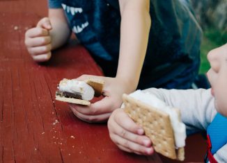 Enfants qui mangent des gâteaux pour le goûter