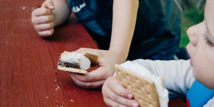 Enfants qui mangent des gâteaux pour le goûter