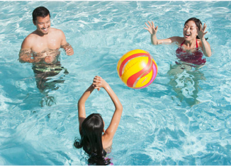 famille qui joue au ballon dans une piscine
