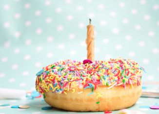 Bougie sur un cupcake coloré pour un anniversaire