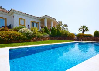 extérieur de maison avec piscine