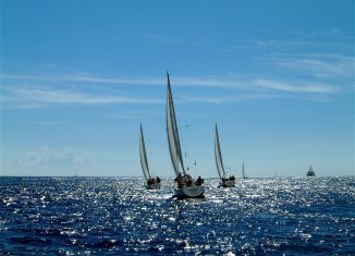 Voilier sur la mer Méditerranée pendant des vacances en Corse