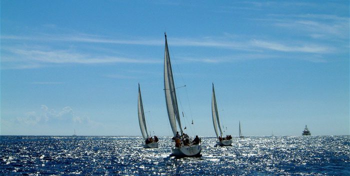 Voilier sur la mer Méditerranée pendant des vacances en Corse