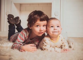 Frère aîné aux côtés de son petit frère bébé