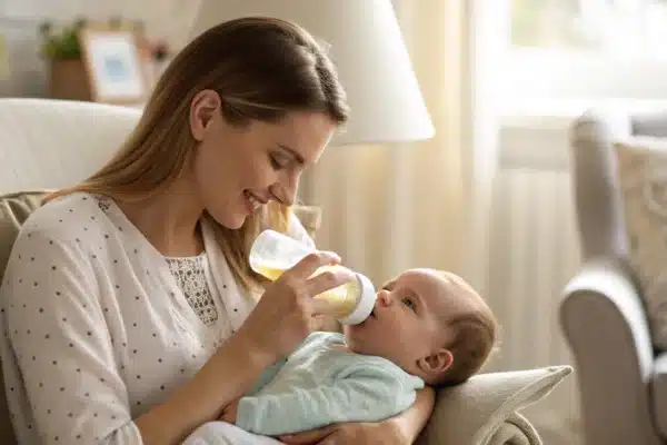 Comment donner le biberon et créer un lien avec bébé : astuces à essayer
